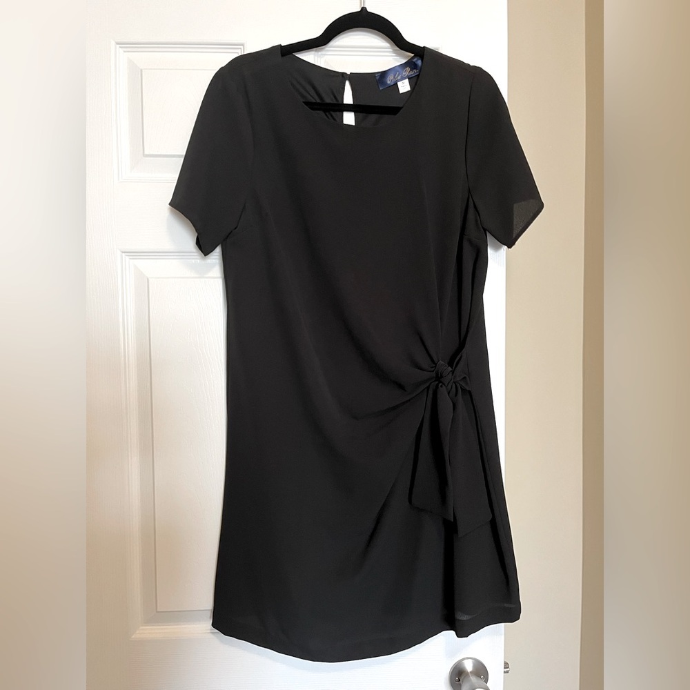 Little black dress with knot at the front